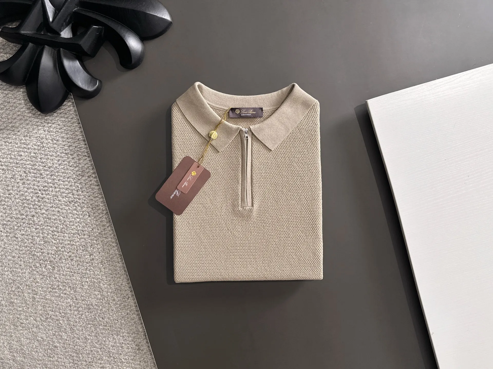 Next day shipment LP high quality Loro Piana 26ss New Arrival men's short-sleeved T-shirt Made of combed cotton yarn knitted cotton fabric, no pressure when entering and exiting the counter Exclusive control of raw materials It feels substantial when weighed, and the upper body is more textured than ordinary T-shirts. This texture can cope with the weather easily and is suitable for both hot and cold! Loose fit design, looks noble. The only correct version is available Size: M to XXXL